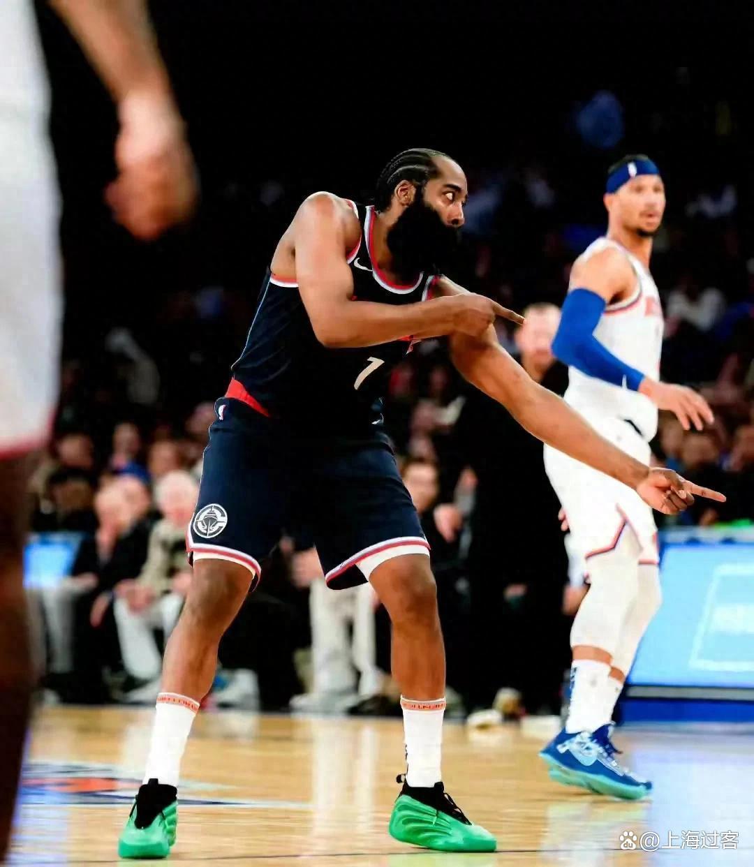 包含赛地聚焦：法甲国际比赛日热度飙升，布鲁克林篮网官宣签约，悬念犹存，更衣室氛围转暖的词条