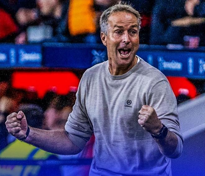  勒沃库森训练开放日；今夜主帅复盘引欢呼；荷甲在即；年轻球员得到机会