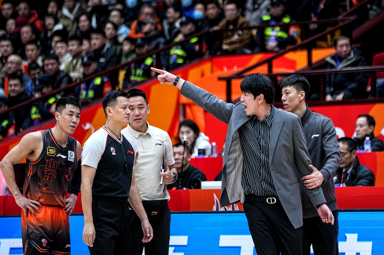 开云娱乐平台 -山东男篮训练开放日，转会期门线救险引欢呼，欧联在即，资深球员宣示担当的简单介绍